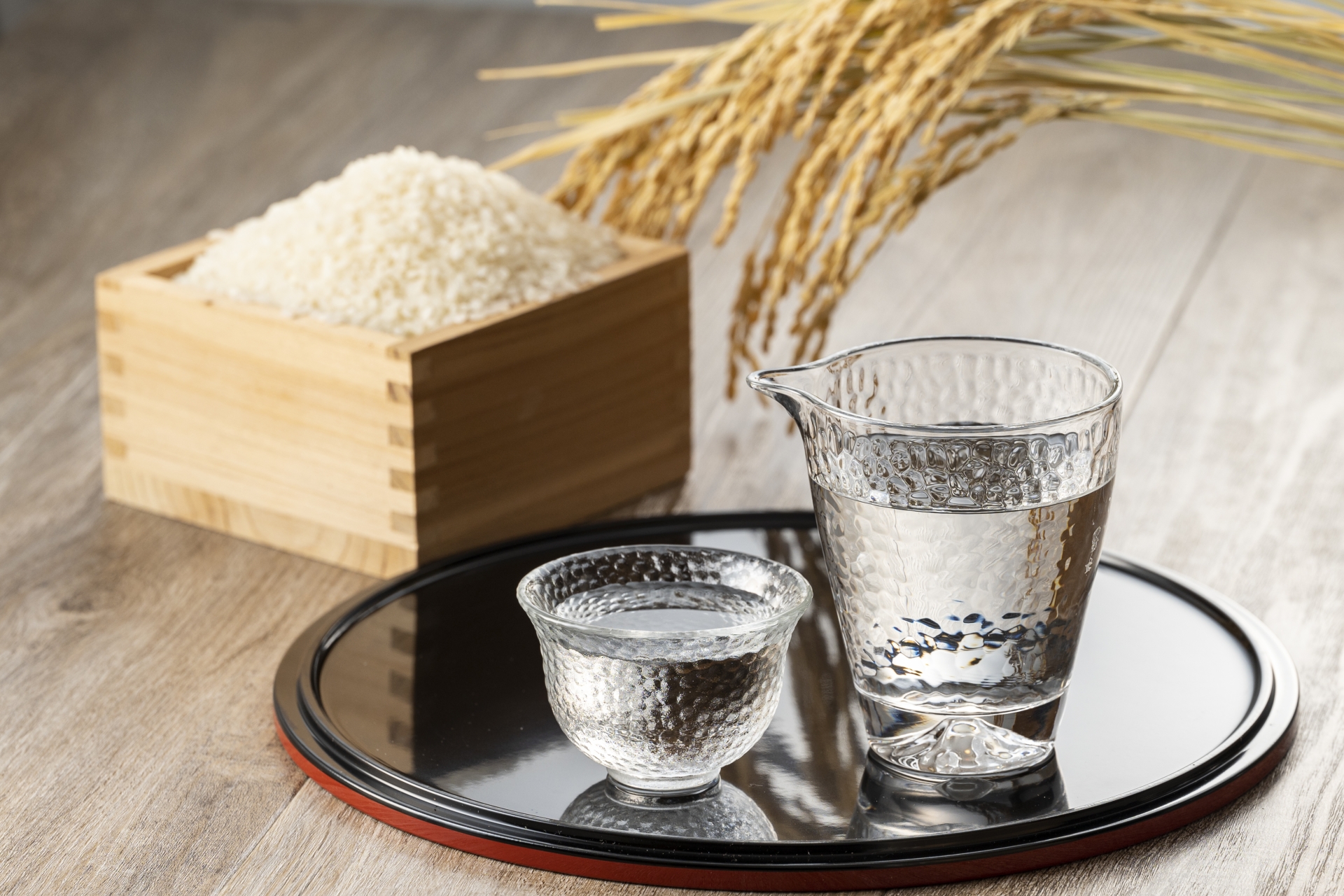 お米と透明の酒器に入った日本酒