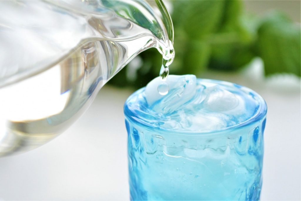 氷の入ったグラスに日本酒を注ぐ様子