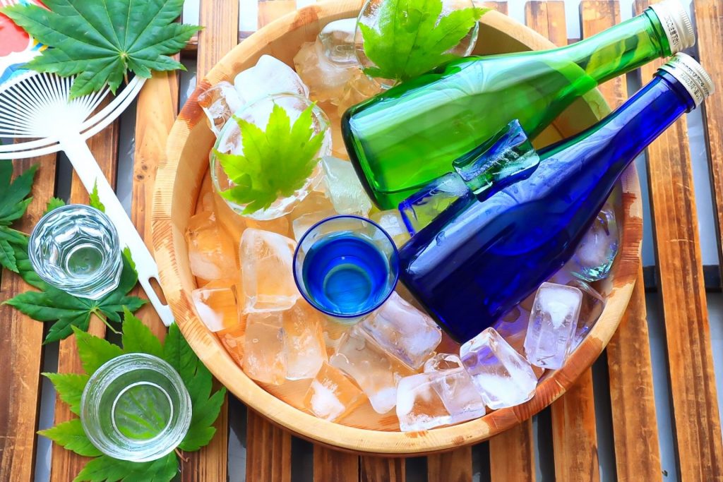 ざるに入れた氷で日本酒を冷やす様子