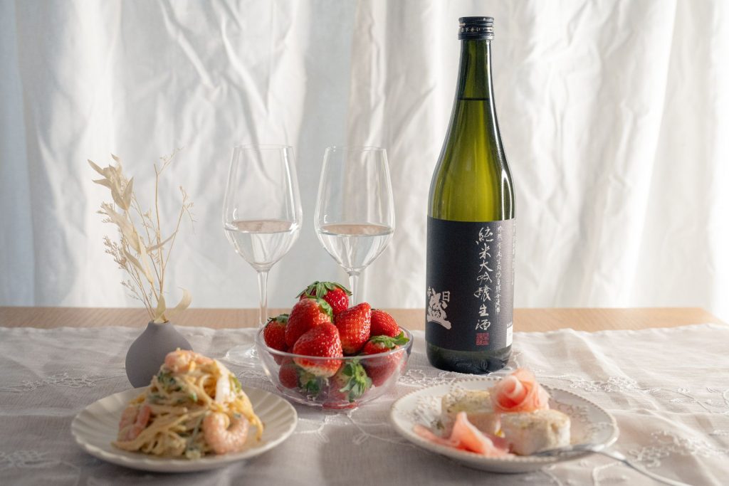 ワイングラスに注いだ日本盛「純米大吟醸生酒」と料理