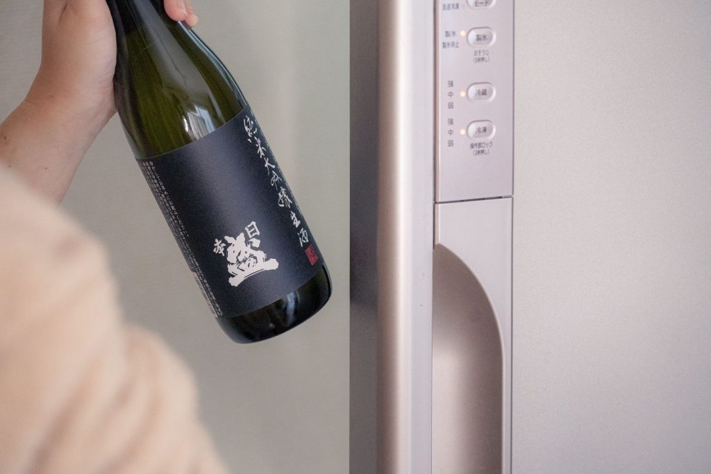 日本盛「純米大吟醸生酒」を冷蔵庫から取り出す手元