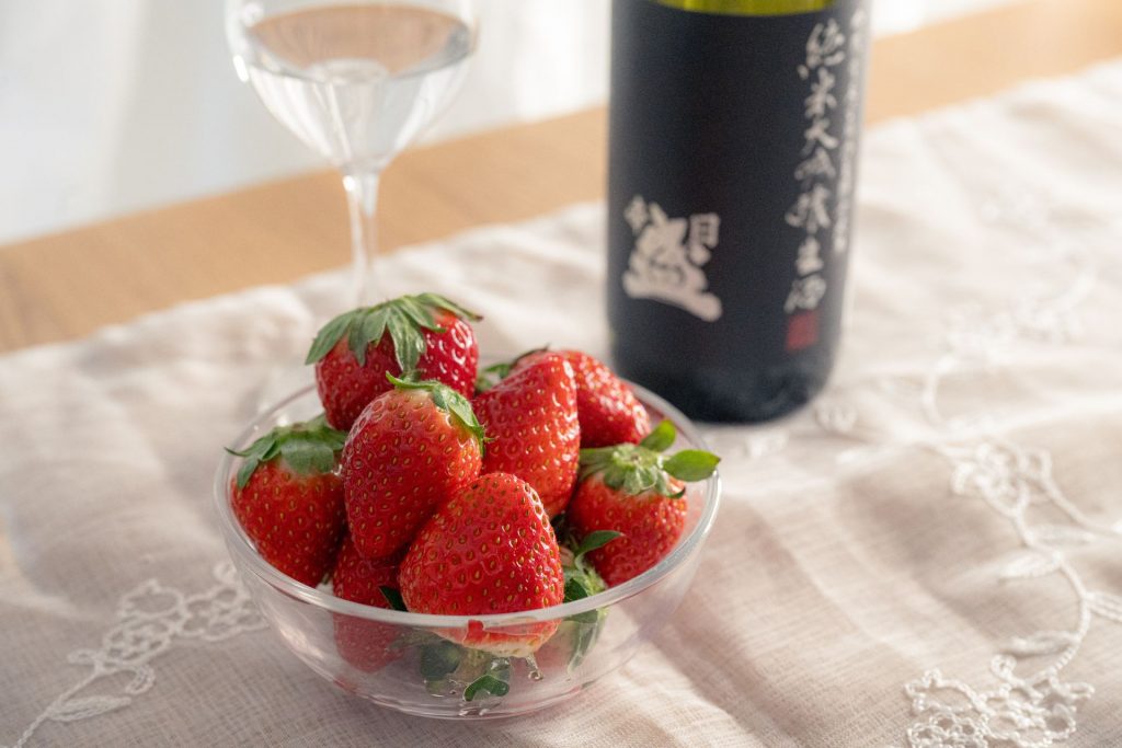 日本盛「純米大吟醸生酒」といちご