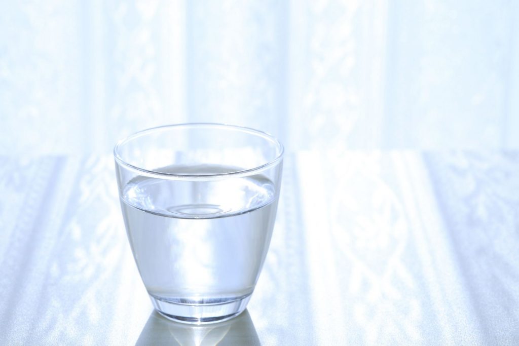 透明なコップに入った水