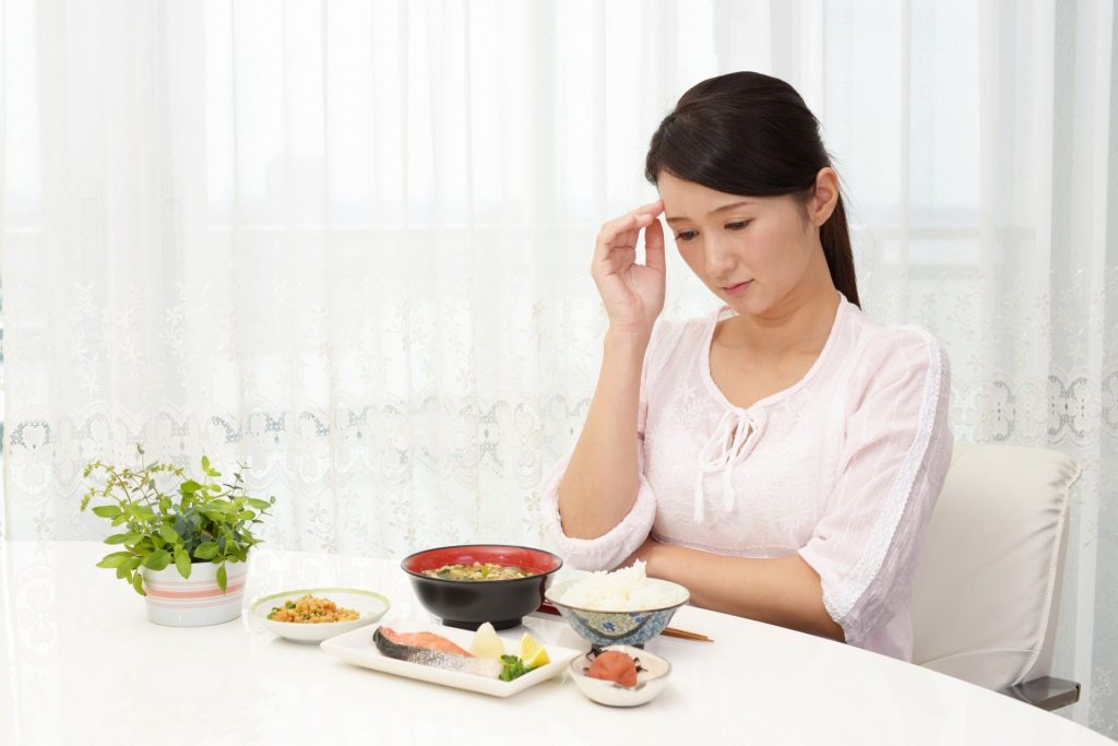 二日酔いで食欲不振の女性