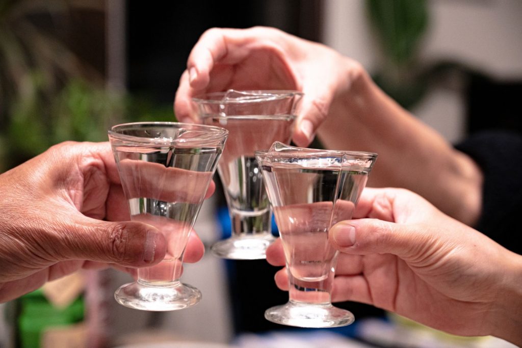日本酒で乾杯する人たち