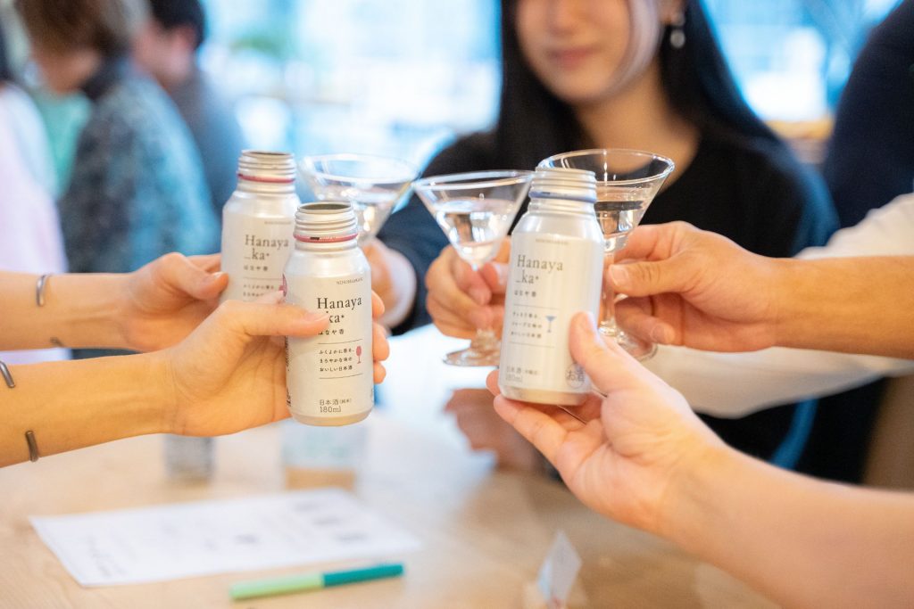 日本盛「はなや香」のボトルで乾杯するイベント参加者
