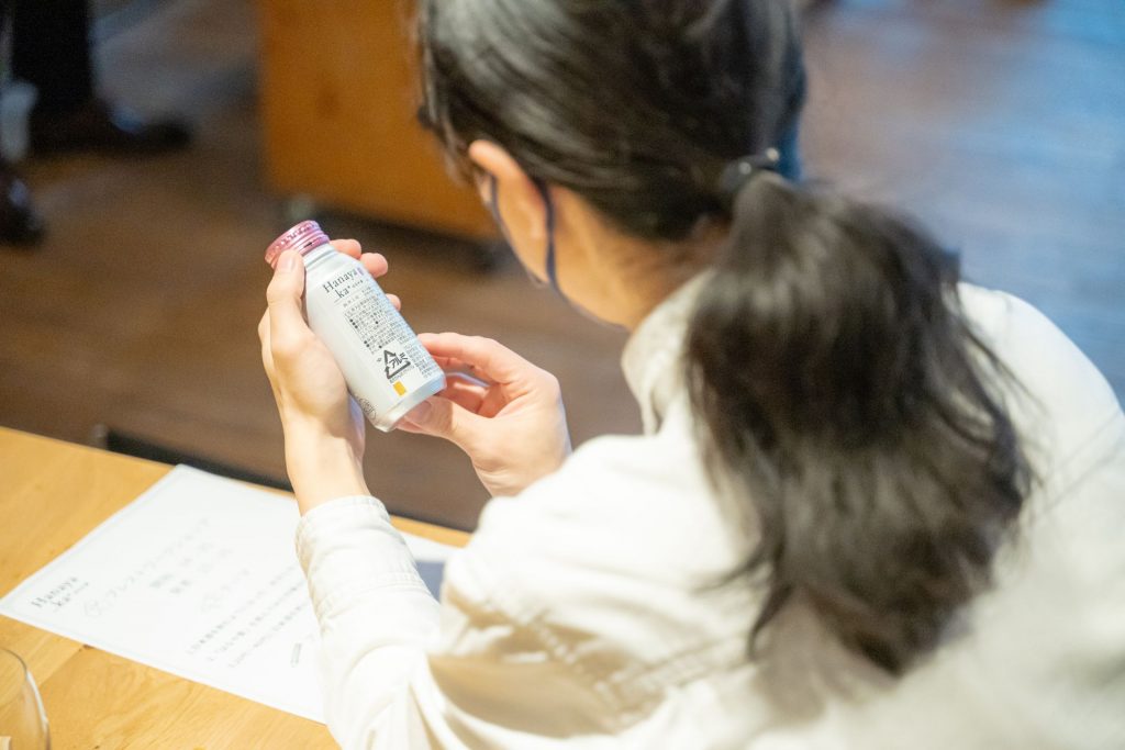 日本盛「はなや香」のボトルを見つめる人