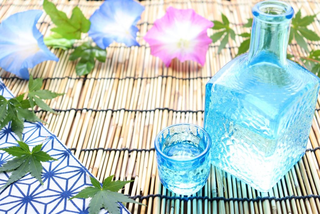 ガラスの酒器に入った冷酒と朝顔