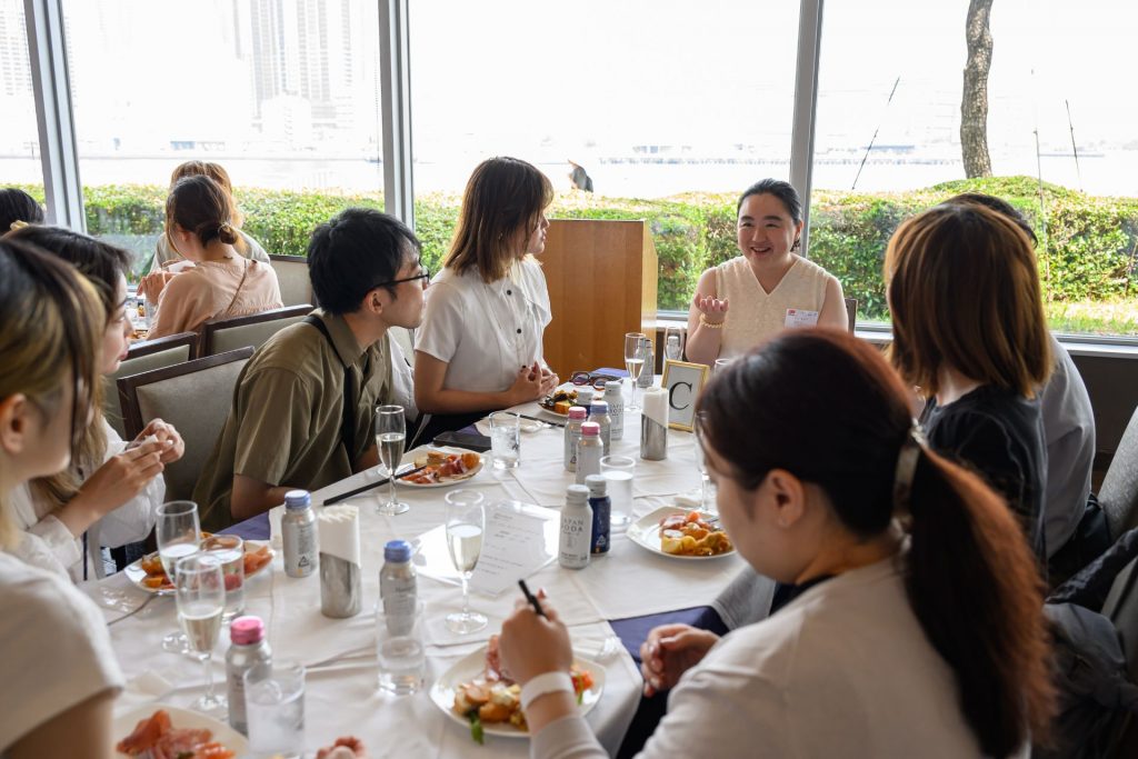 日本盛スタッフが参加者と交流する様子