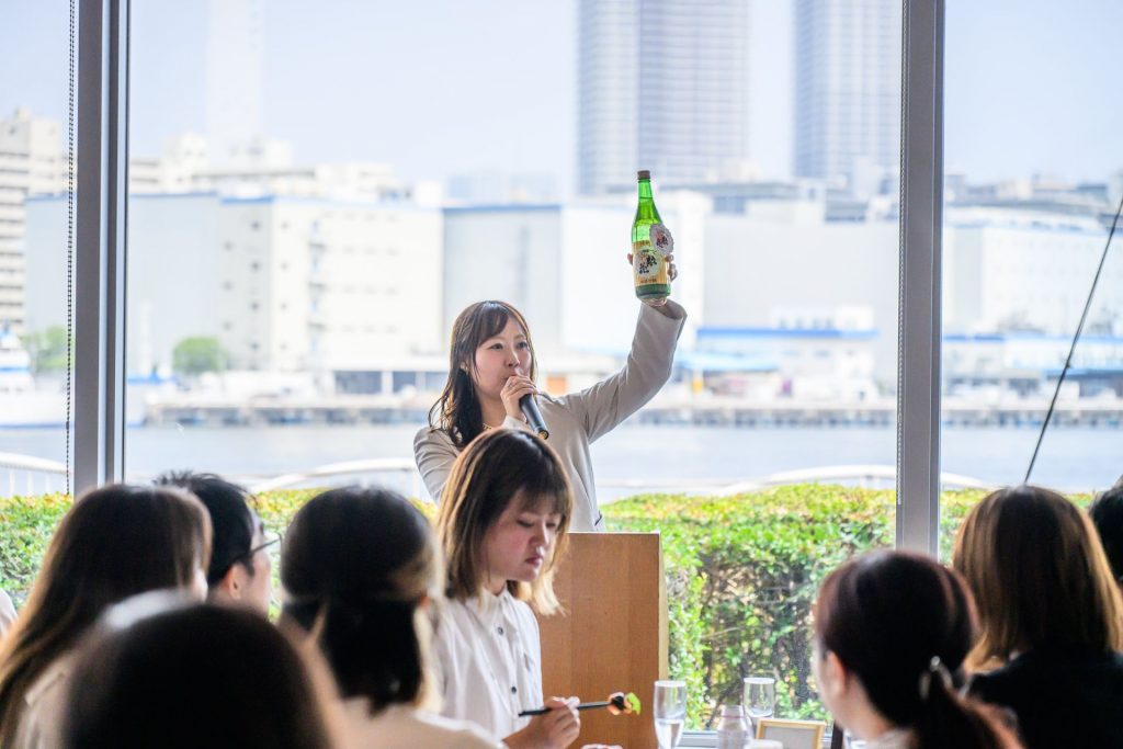 会場「リストランテサルーテ竹芝」から見える海の景色と酒小町代表の挨拶