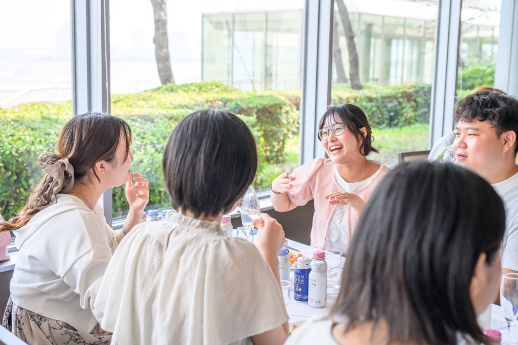 「日本酒をもっと身近にするためには?」というテーマでディスカッションする参加者