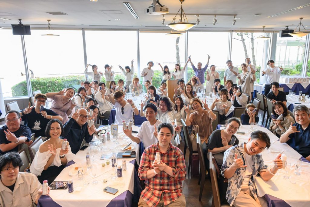 日本盛「はなや香」を手にもった集合写真
