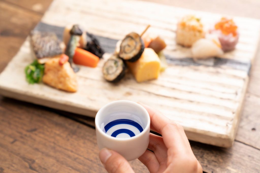 小鉢料理と日本酒