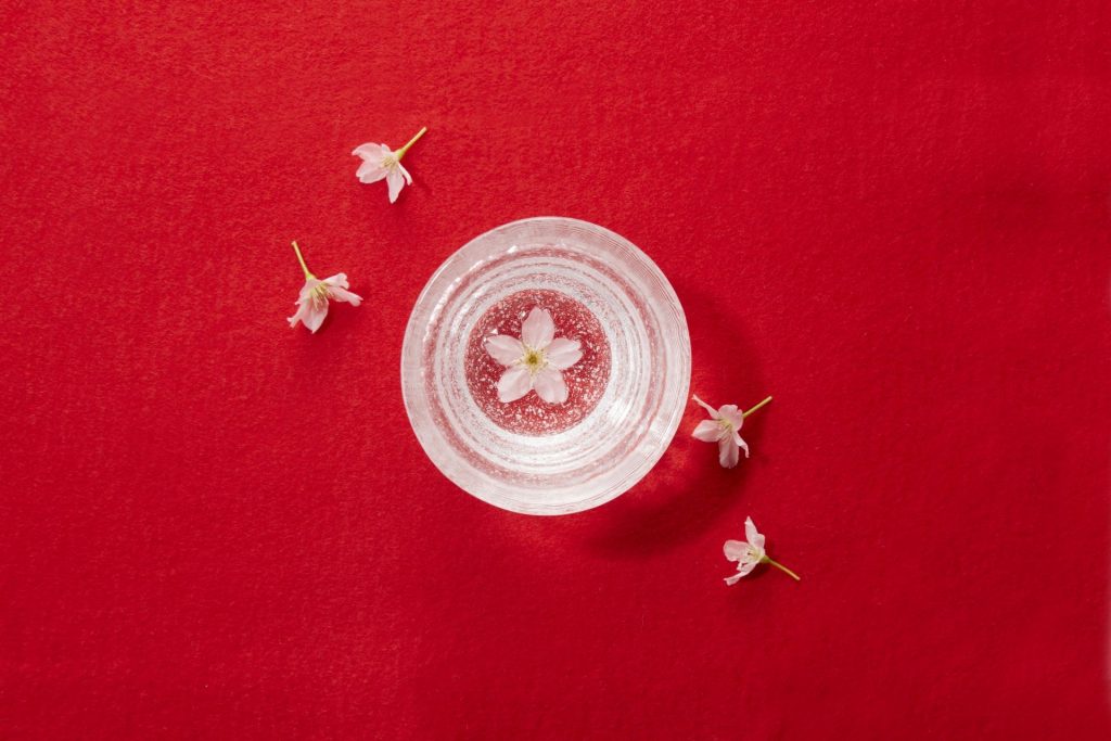 日本酒に浮かぶ花びら