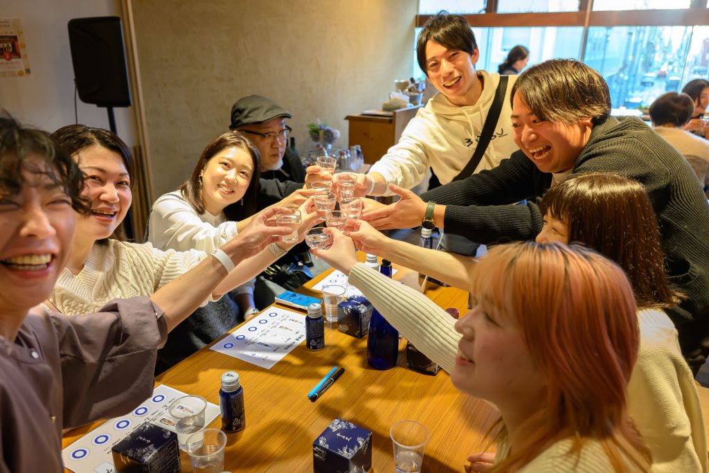 日本酒で乾杯するイベント参加者