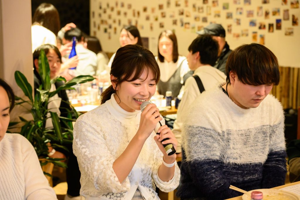 感想を発表する参加者