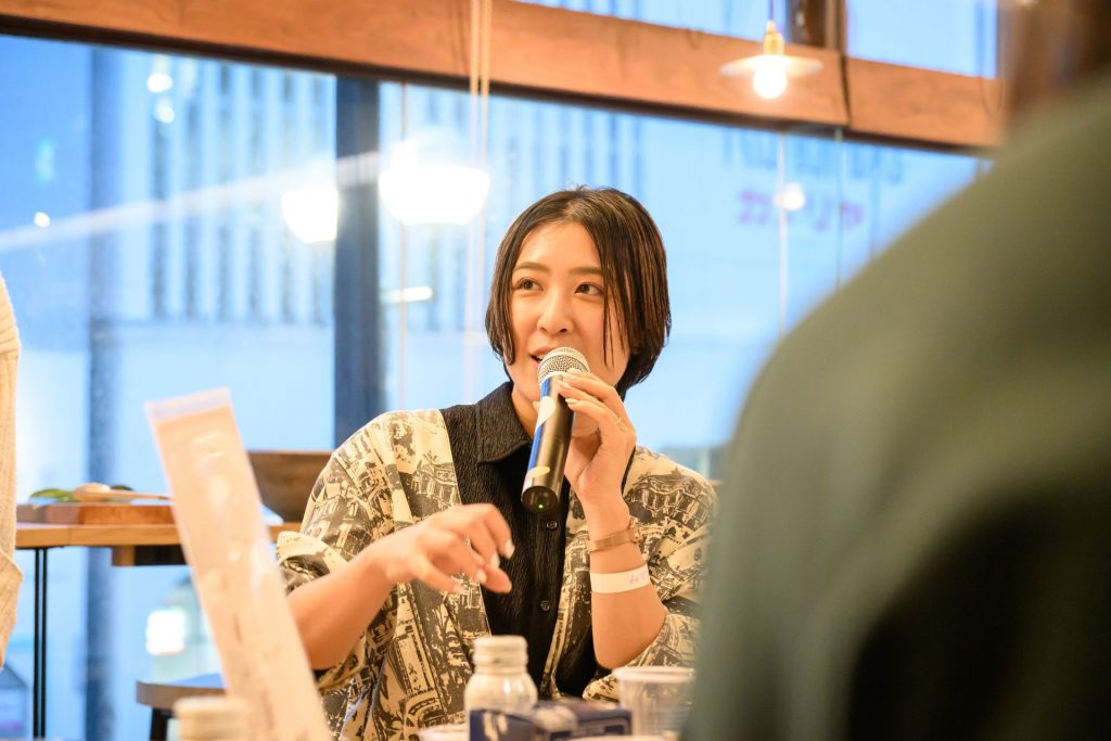 感想を発表する参加者