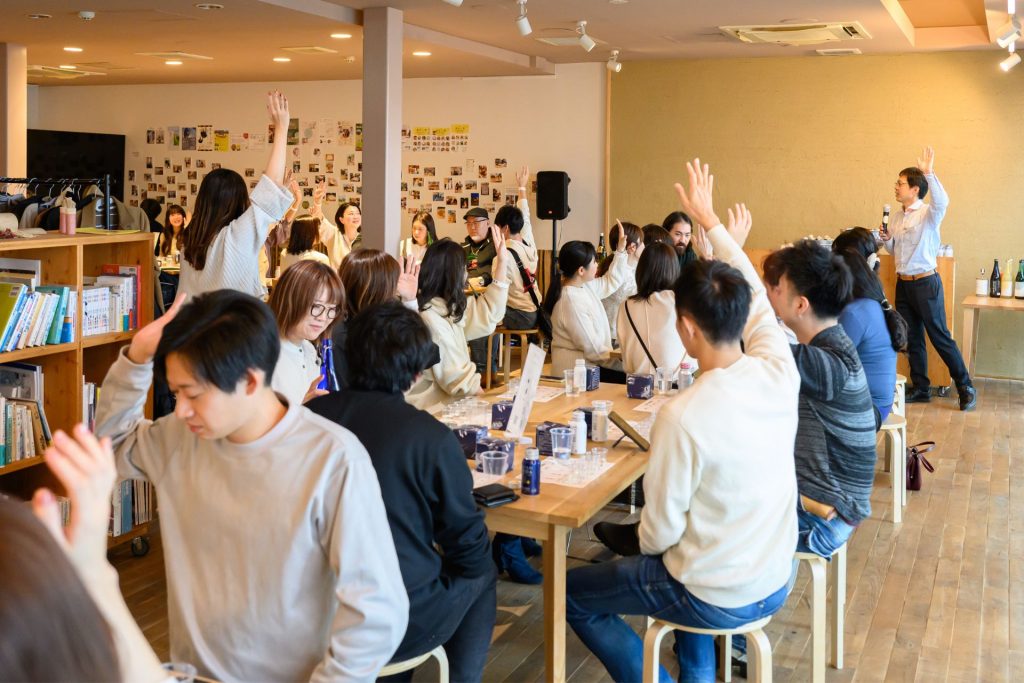 きき酒クイズに挑戦するイベント参加者