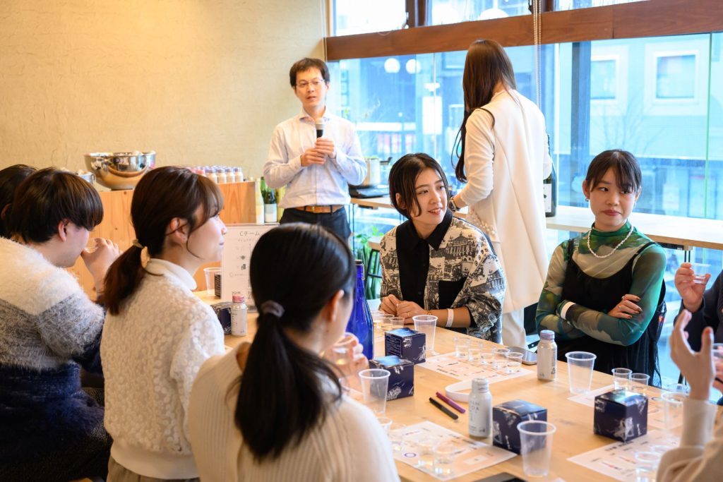 交流を楽しむイベント参加者