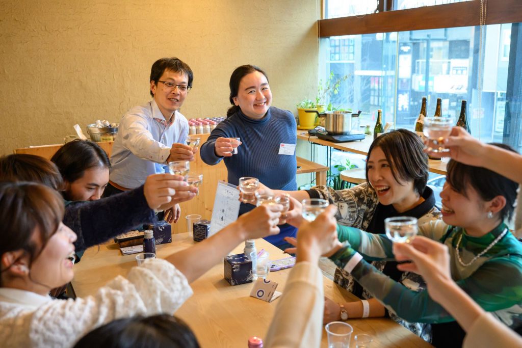 日本酒で乾杯するイベント参加者