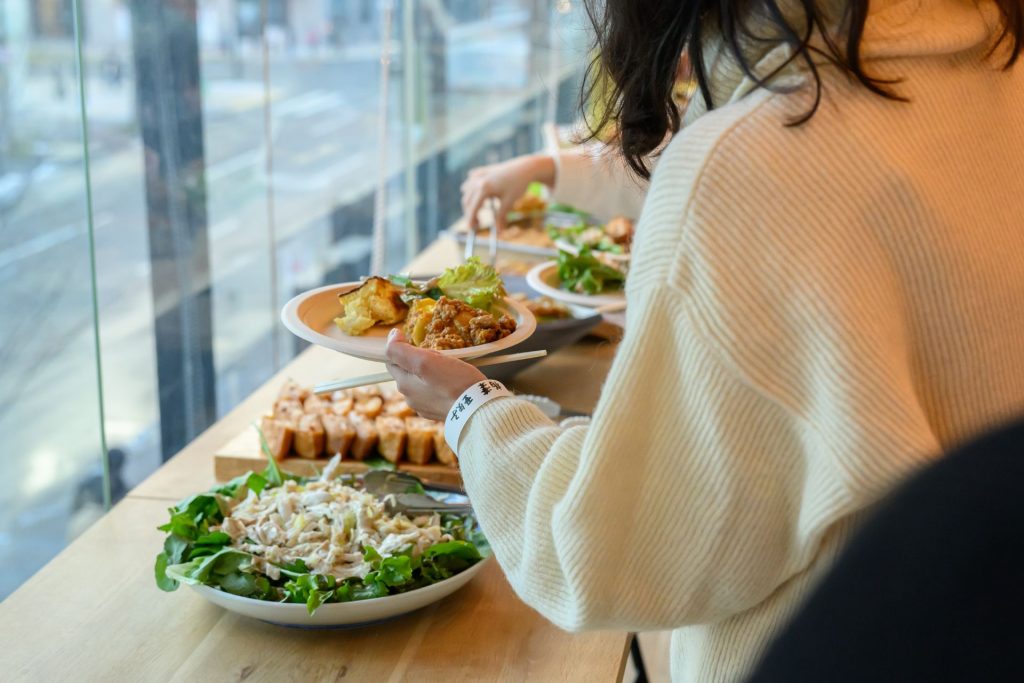 料理ををよそうイベント参加者