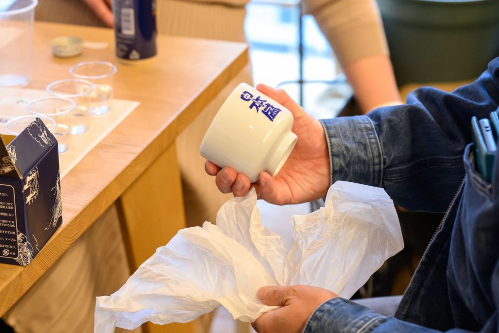 お土産として配布された唎き酒用のおちょこ