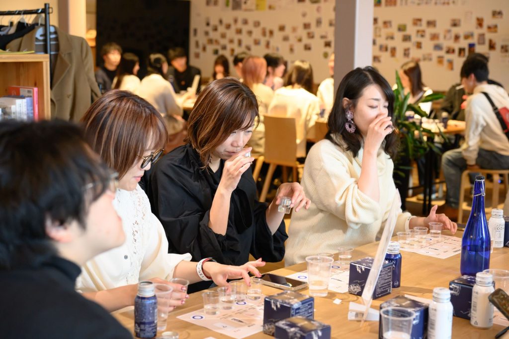 きき酒に挑戦するイベント参加者