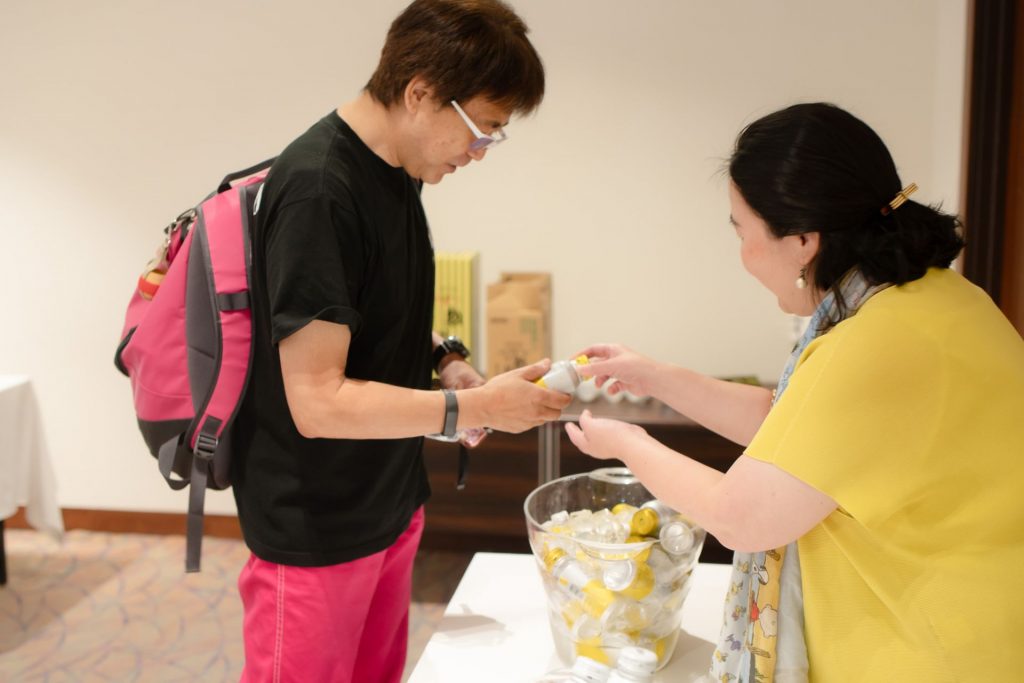 ゆずソーダを受け取る男性