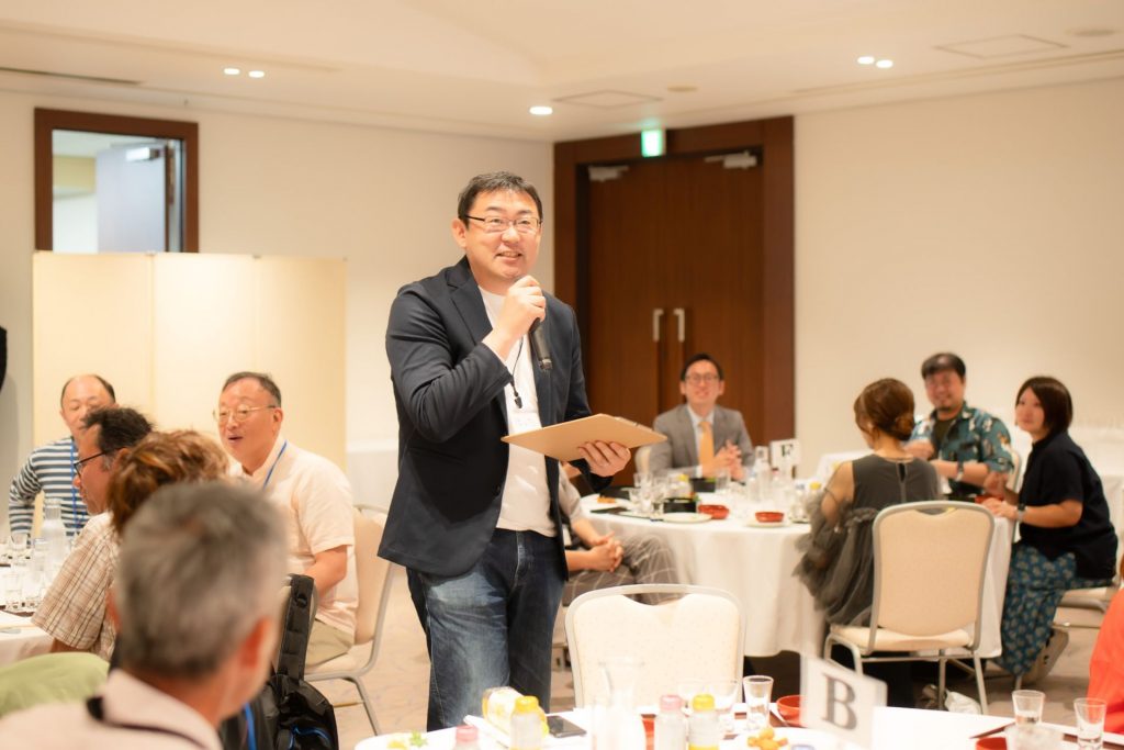発表している男性
