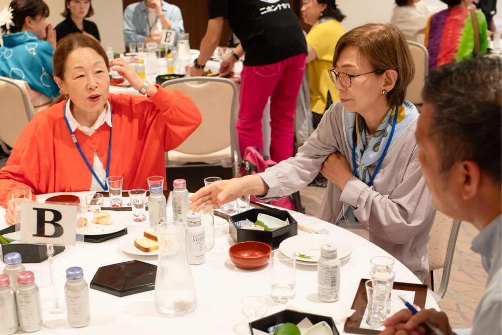 会話を楽しむ女性